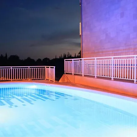 In With Swimming Pool Čilipi