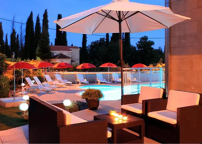 In With Swimming Pool Čilipi