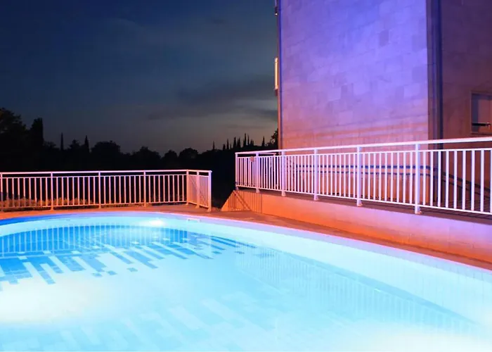 In With Swimming Pool Čilipi