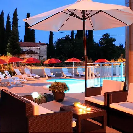 In With Swimming Pool Čilipi