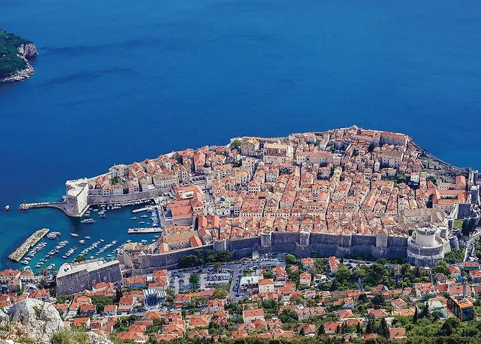 In With Swimming Pool شقة *